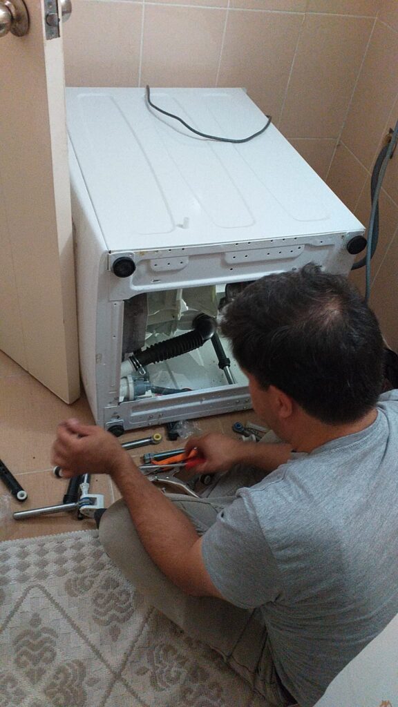  Fener Beyaz Eşya Teknik Servisi 0553 204 74 53 Antalya'nın Muratpaşa ilçesine en yakın tamircisidir. Özellikle Antalya/Muratpaşa Fener, Şirinyalı, Yeşilbahçe mahallelerine en kısa mesafedeki ev aletleri tamiri yapan servisler içindedir. Bu nedenle Fener bölgesinin en uygun servis ücreti alan beyaz eşya tamircisi olarak hizmetinizdeyiz. Ayrıca Fener bölgesindeki arızalı elektrikli ev aletlerinizin tamiri, bakım ve onarımını en kısa sürede yapmaktayız.
 Farklı bir şekilde ifade etmek gerekirse Antalya'nın Muratpaşa ilçesi Fener Semti Şirinyalı mahallesinde buzdolabı tamiri. Ardından Muratpaşa/Fener'deki Yeşilbahçe mahallesinde arızalı Çamaşır Makinesi için tamirci. Sonra Muratpaşa'nın Fener Semti ve Şirinyalı mahallesinde arızalı bulaşık makinesi için tamir ustası. Antalya/Muratpaşa Fener bölgesindeki Yeşilbahçe mahallesine en yakın montaj veya temizlik yapan Klimacı servisler. Veyahut Muratpaşa/Fener'deki Şirinyalı Mahallesi derin dondurucu tamiri. Hatta Fener semtinin Yeşilbahçe mahallesinde elektrikli ev aleti tamir servisi mi gerekli? O halde yapmanız gereken Fener Elektrikli Ev Aletleri Servisi 0553 204 74 53 telefonumuzu aramalısınız.
 Bir diğer önemli nokta Antalya'nın Muratpaşa ilçesi Fener Semti Yeşilbahçe mahallesinde buzdolabı tamiri. Ardından Muratpaşa/Fener'deki Şirinyalı mahallesinde arızalı Çamaşır Makinesi için tamirci. Sonra Muratpaşa'nın Fener Semti ve Yeşilbahçe mahallesinde arızalı bulaşık makinesi için tamir ustası. Antalya/Muratpaşa Fener bölgesindeki Şirinyalı mahallesine en yakın montaj veya temizlik yapan Klimacı servisler. Veyahut Muratpaşa/Fener'deki Yeşilbahçe Mahallesi derin dondurucu tamiri. Hatta Fener semtinin Şirinyalı mahallesinde elektrikli ev aleti tamir servisi mi gerekli? Her şeyden önce Fener Elektrikli Ev Aletleri Tamircisi 0553 204 74 53 telefonumuzu aramak olmalıdır. 
Arçelik, Beko, Bosch, Siemens, Profilo başta olmak üzere birçok marka ev aletinin tamiri. Ayrıca Fener, Şirinyalı ve Yeşilbahçe mahallelerinde elektrikli ev aletlerinizin bakım, onarım, montajı için servisimizi çağırabilirsiniz. Bir diğer önemli nokta Fener elektrikli ev aletleri tamircisi haftanın her günü 7/24 açık servis hizmeti vermektedir. Ek olarak bayram, resmi tatil ve pazar günleri Antalya/Muratpaşa Fener bölgesinde beyaz eşyalarınızı tamir etmektedir. Kısacası Fener Beyaz Eşya Teknik Servisi 0553 204 74 53 Antalya/Muratpaşa'da her zaman yanı başınızdadır!